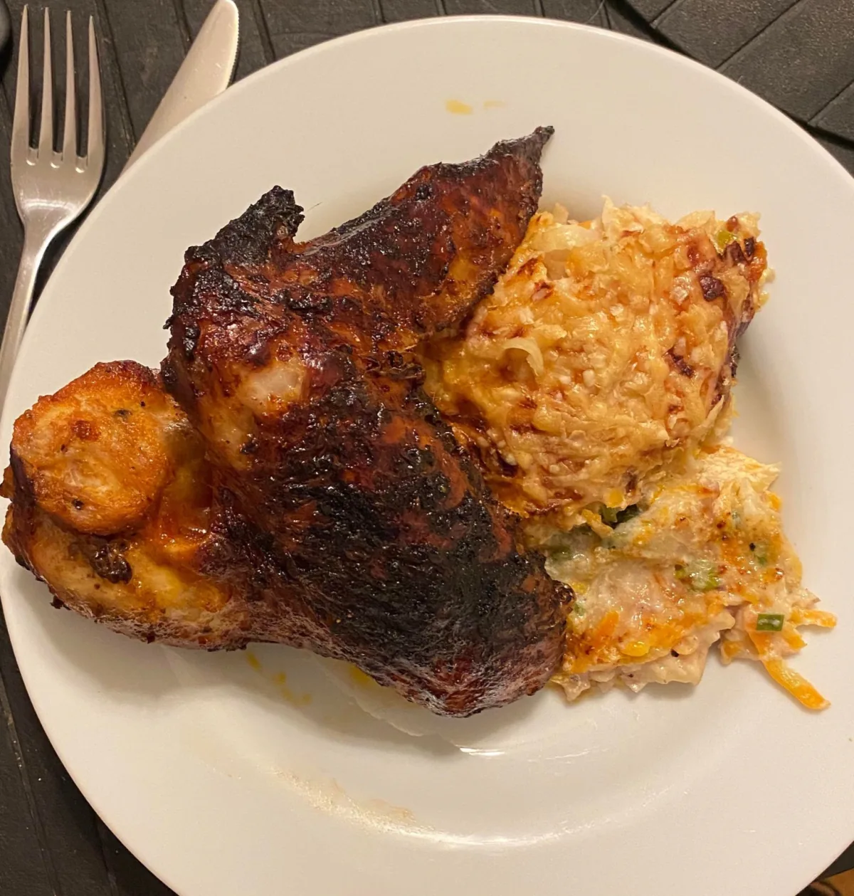 Tillagad kalkonvinge serverad med gratäng